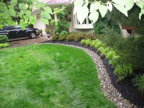 Mulch is used to retain moisture in the soil, suppress or block weeds, keep the soil and plant roots cool, prevent frost heaving in winter, and make the garden bed and landscape look more attractive. . Best plants for mulch beds